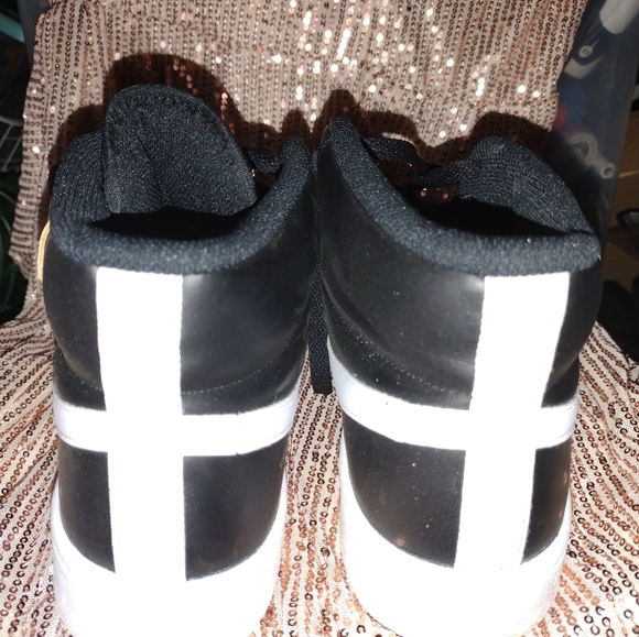 Nike shoes - Picture 3 of 5